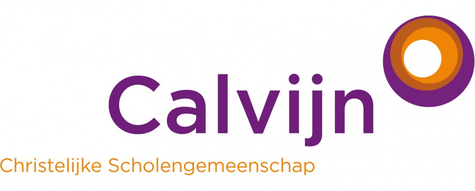 Ook het lettertype van de naam Calvijn is aangepast. Ronder, vriendelijker, en de beginletter sluit beter aan bij de cirkelvorm van het beeldmerk.