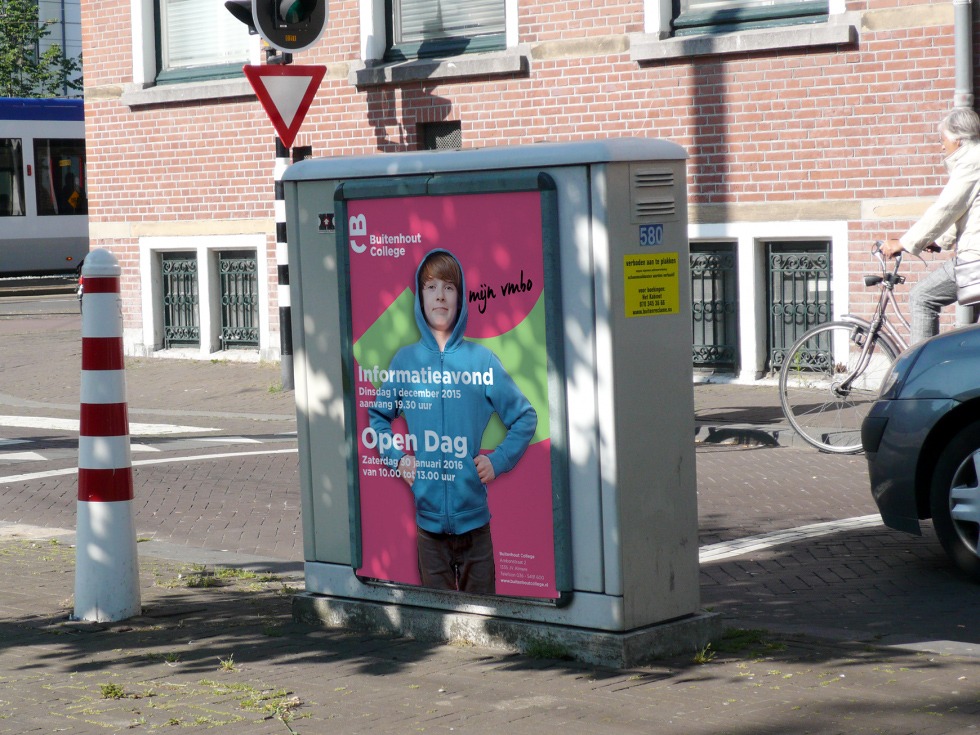 De Open Dag poster valt goed op in het straatbeeld.